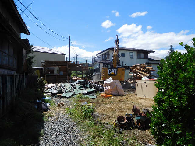 富士吉田市松山W.H様邸解体工事が始まりました。